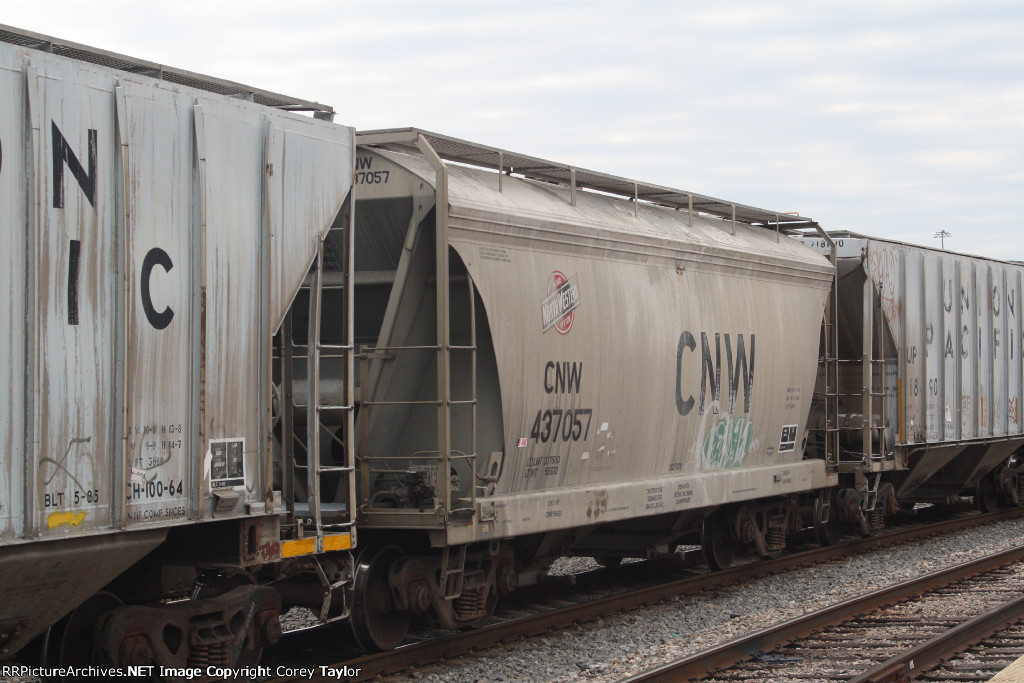 CNW 437057